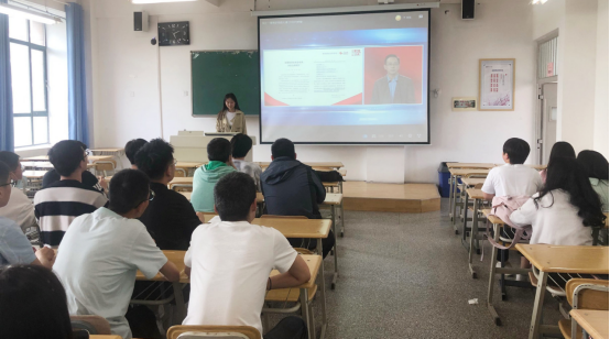 bevictor伟德官网2018级全体同学观看 “同上‘四史’ 思政大课”