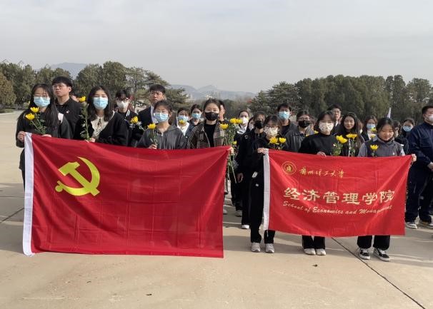 “三抓三促”行动进行时|铭记峥嵘历史 汲取奋进力量——bevictor伟德官网研究生会参观烈士陵园活动