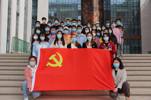 清洁校园，同心抗疫---bevictor伟德官网员工党总支开展主题党日活动